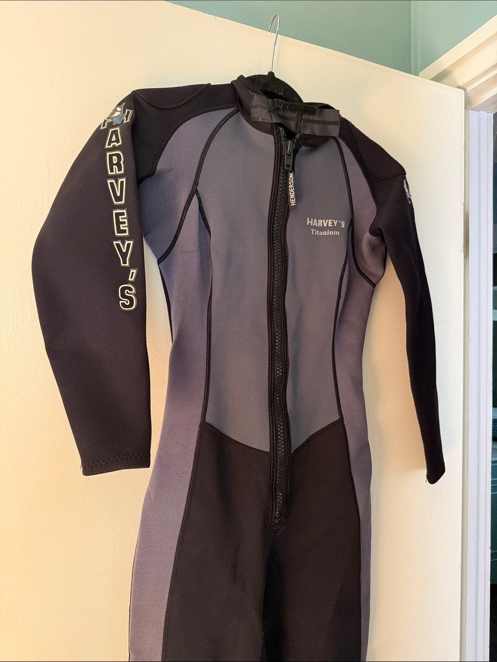 Harvey's Titanium Long-Sleeve 1mm Wetsuit Large Black & Gray